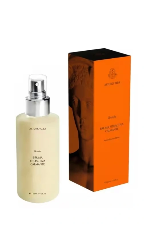 Bruma Fitoactiva Calmante de Arturo Alba con su estuche naranja sobre fondo blanco, spray facial de 125 ml