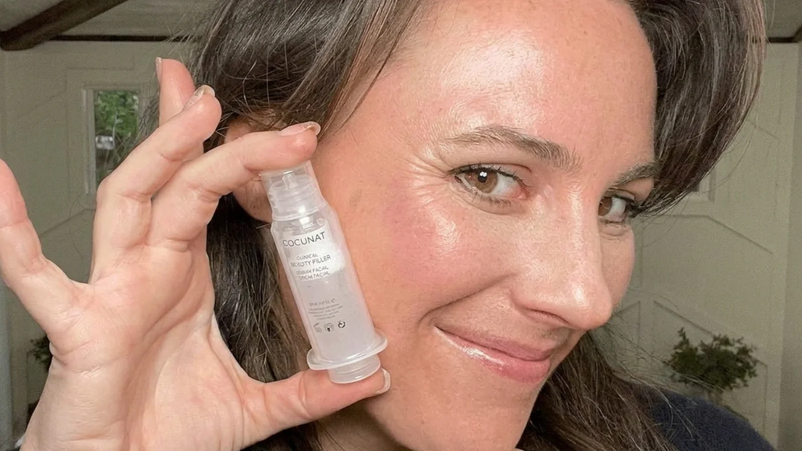 Clinical Beauty Filler de COCUNAT, sèrum facial de 5 ml per a microneedling a casa, sostingut al costat del rostre