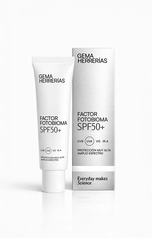 Tubo y estuche del Factor Fotobioma SPF50+ de Gema Herrerías sobre fondo blanco, fotoprotector de amplio espectro