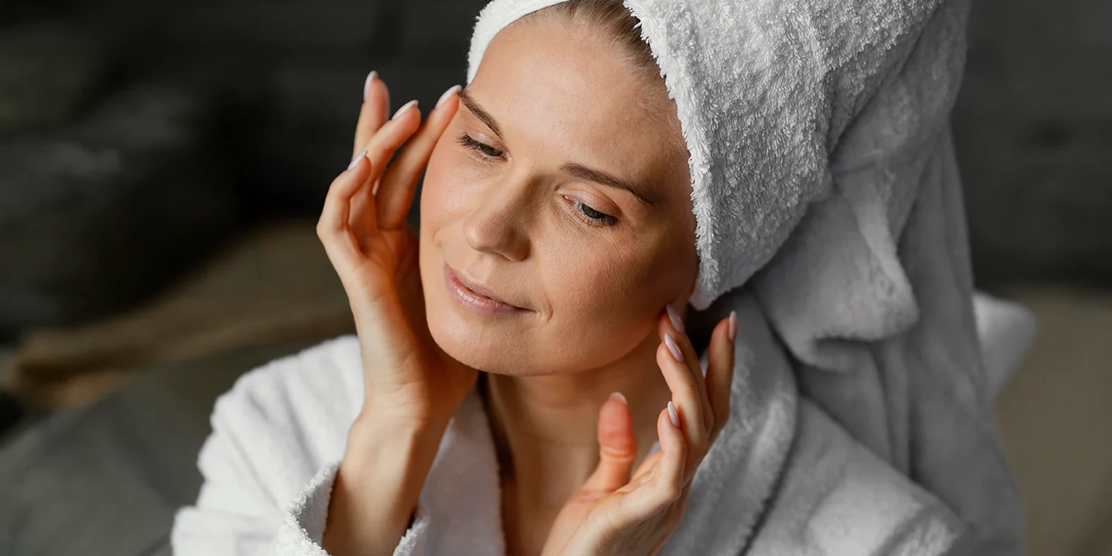 Rutina facial en tres passos amb PATYKA Age Global Supreme Dona de pell madura cuidant-se el rostre després de la seva rutina facial de neteja, sèrum i crema